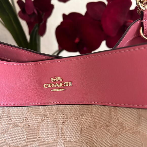 Coach Signature New York Lexi Shoulder Handbag in Peony Pink - Picture 3 of 10